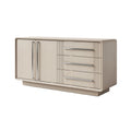 Meuble de rangement en bois clair avec tiroirs et portes battantes